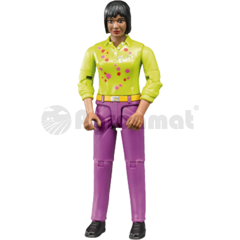 Femeie cu ten masliniu si pantaloni mov