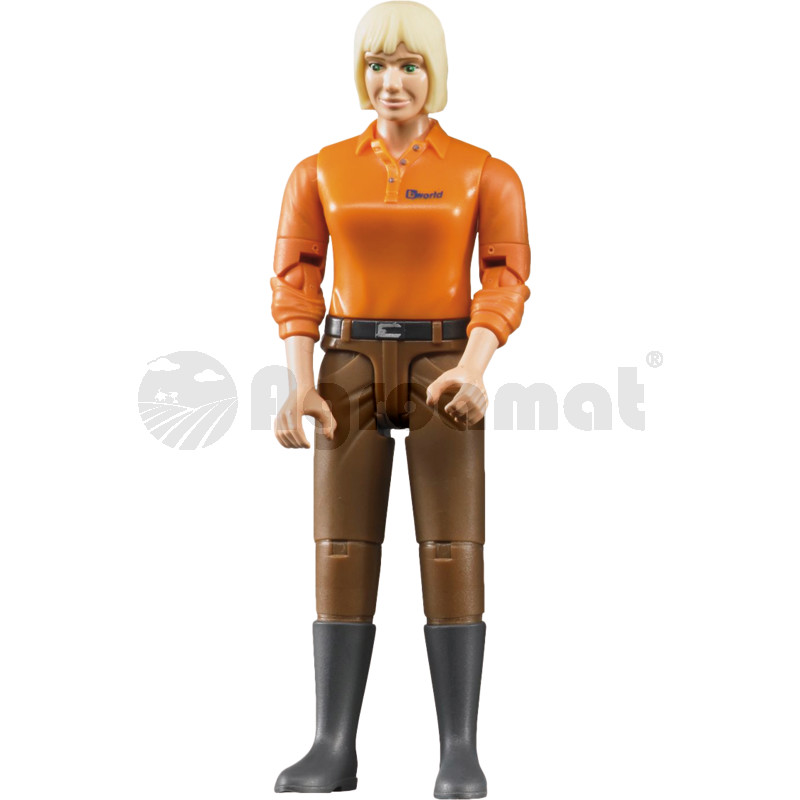 Femeie cu ten masliniu si pantaloni maro